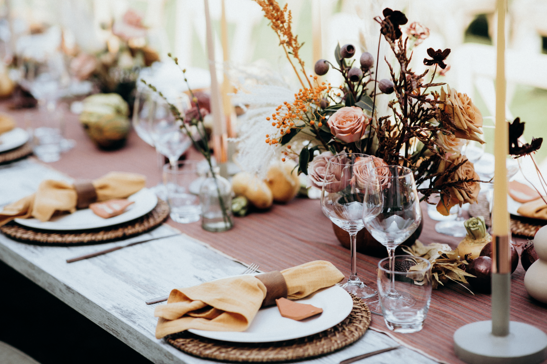 table dressé avec des fleurs pour recevoir des invités