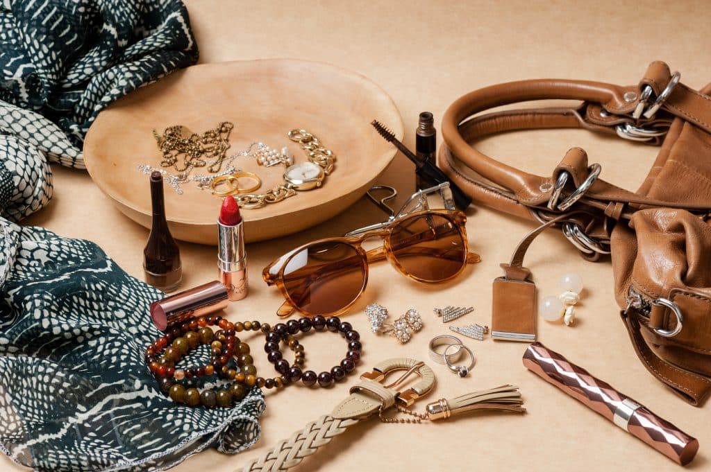 Accessoires pour femmes (bracelets, ceinture, sac, lunettes, bijoux, maquillage, foulard,...)