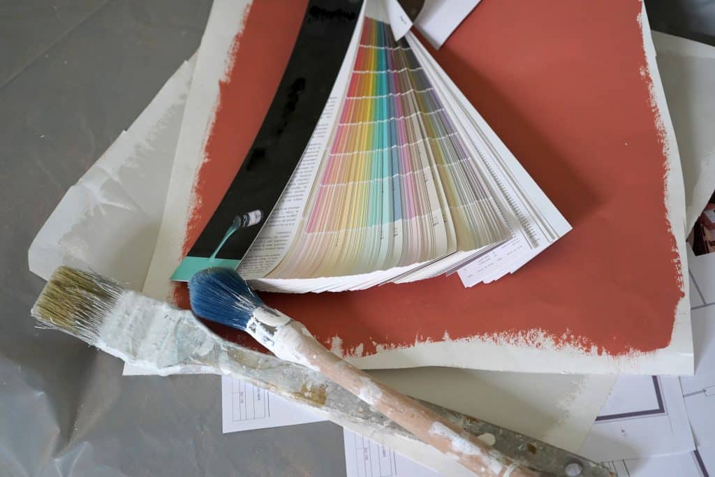nuancier de couleur pour choix de peinture sur les murs d'une maison ou d'un appartement avec utilisation de pinceau