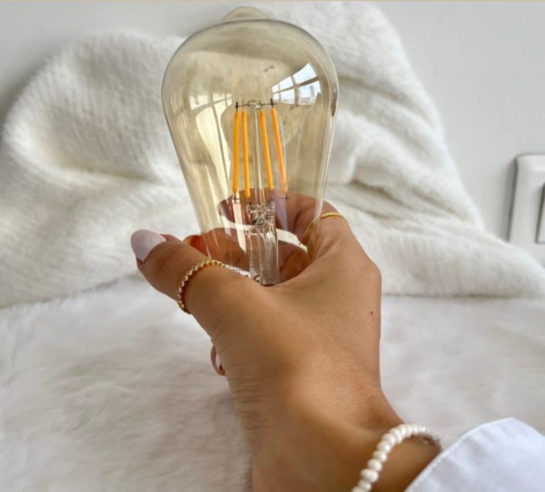 main avec la mise en avant des bagues de chez salamandria