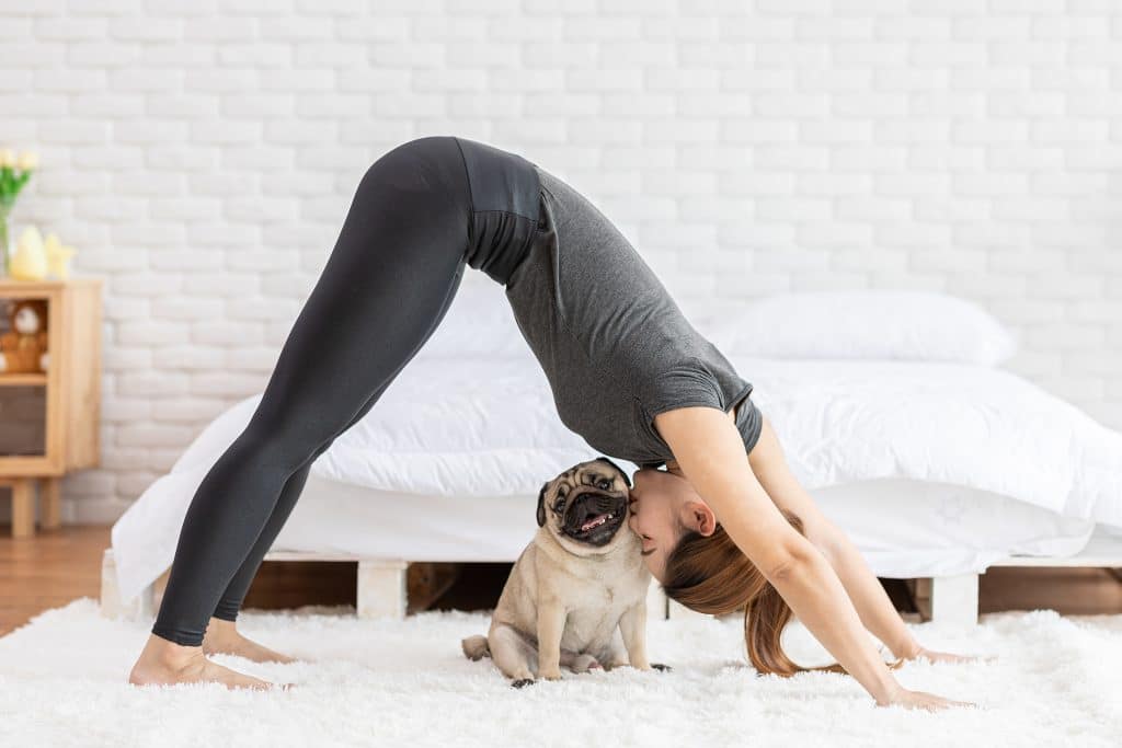 femme qui fait du puppy yoga