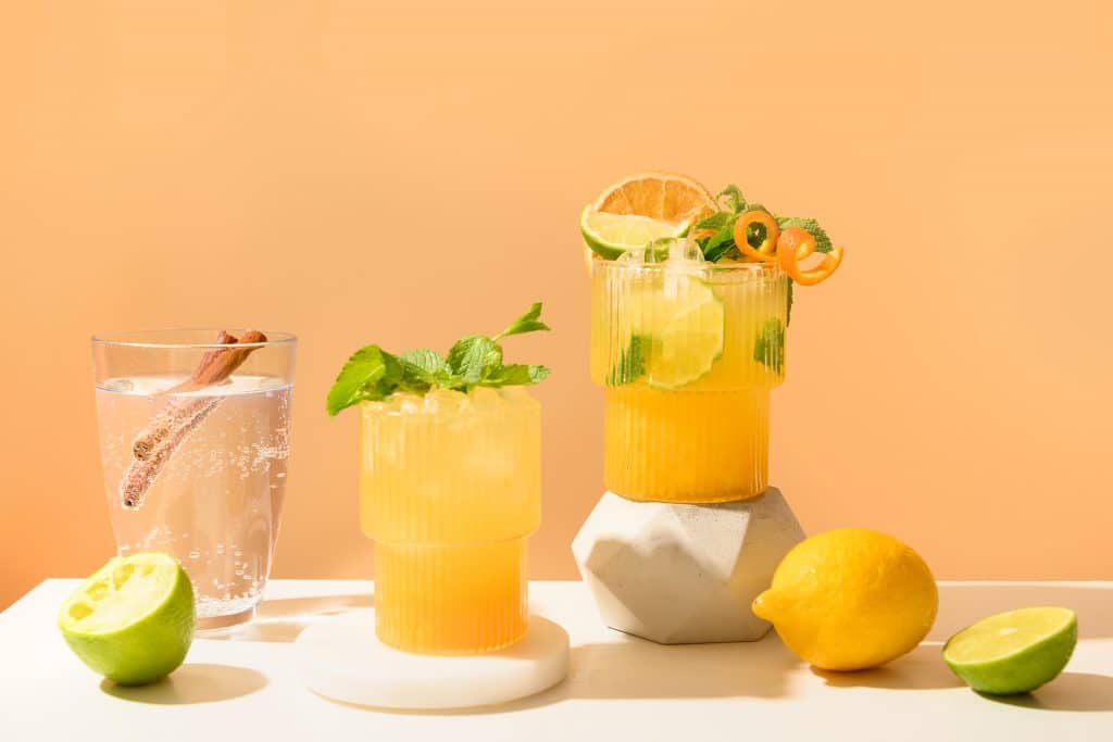 verre avec du jus de citron, de l'eau pétillante, des feuilles de menthe fraîche, une des boissons rafraîchissantes pour les beaux jours