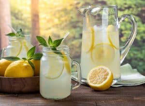 jarre avec du jus de citron, de l'eau pétillante, du sirop de sucre de canne et de la menthe, une des boissons rafraîchissantes pour les beaux jours