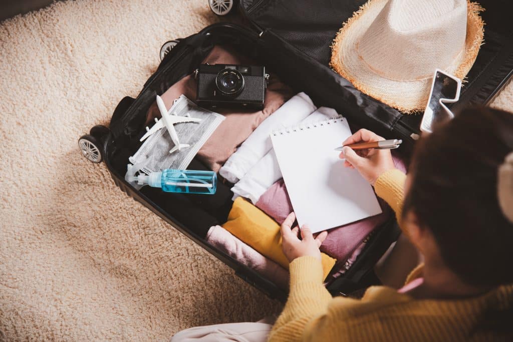 femme qui organise sa valise pour pour un week-end ou des vacances